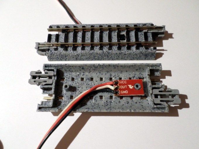 QRE1113 sensors mounted in KATO Unitrack